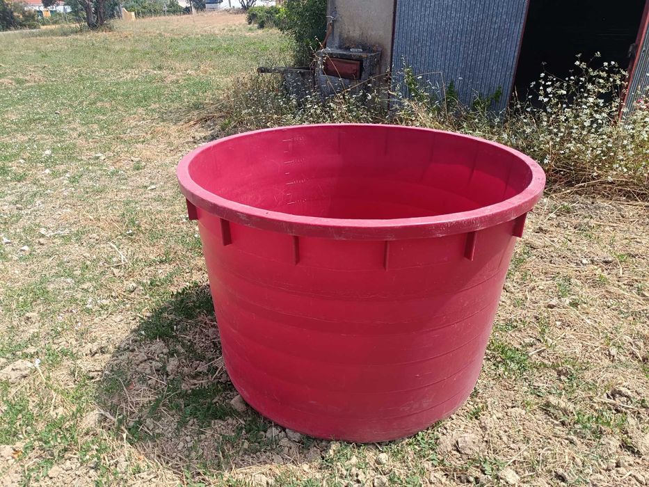 Dorna em plástico de 750 litros