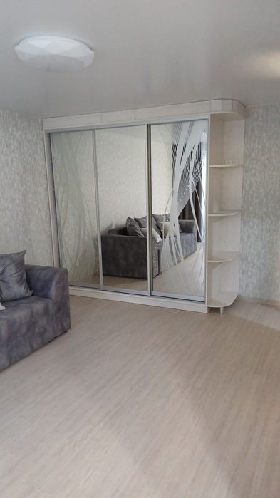 Здам подобово 1 кімнатну квартиру-студію.