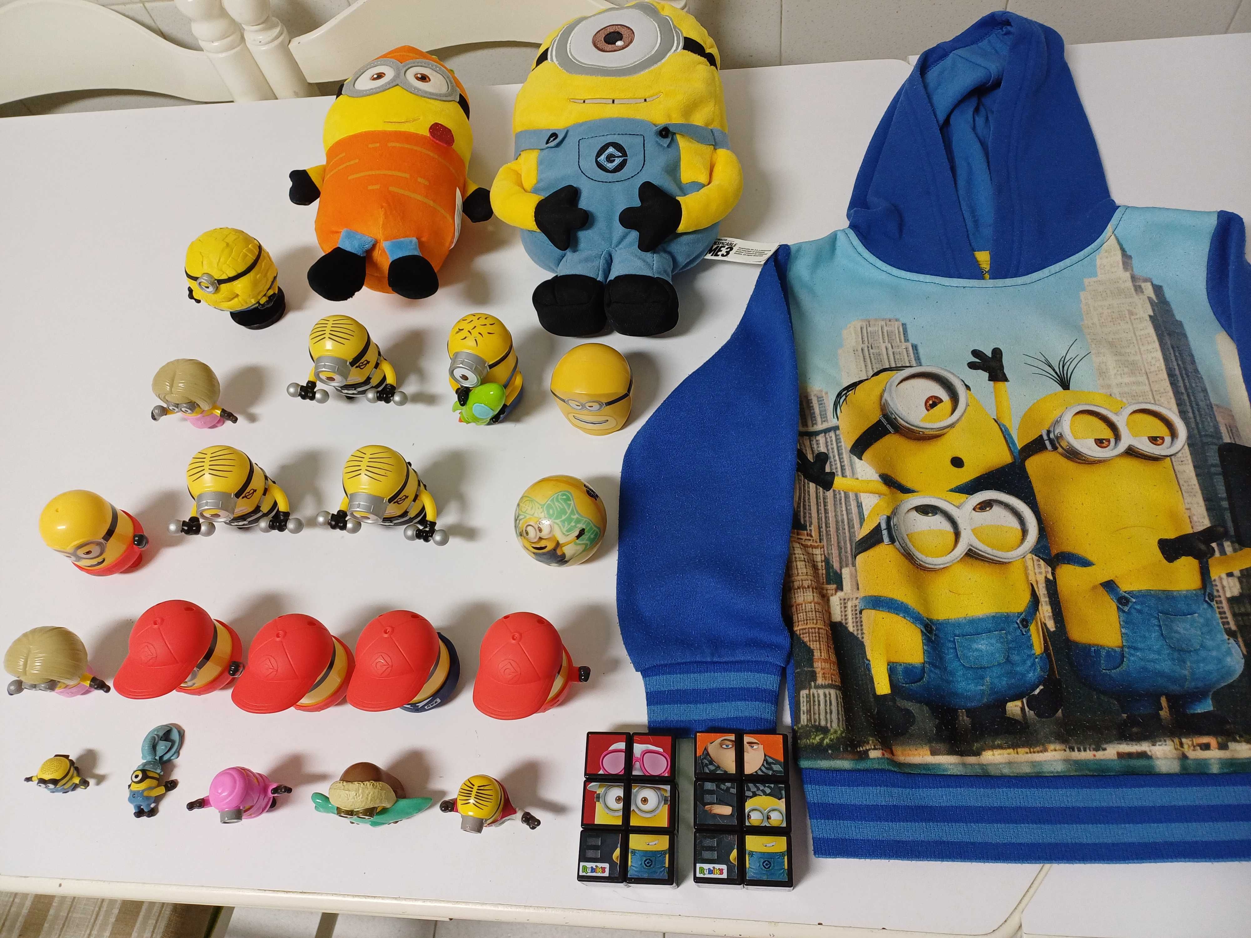 Conjunto de Minions com 18 bonecos 2 peluches 2 puzzles 1 bola 1 swet
