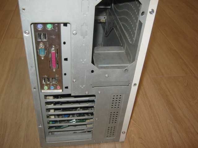 Sprzedam komputer stacjonarny ,kable, złącza, wentylator