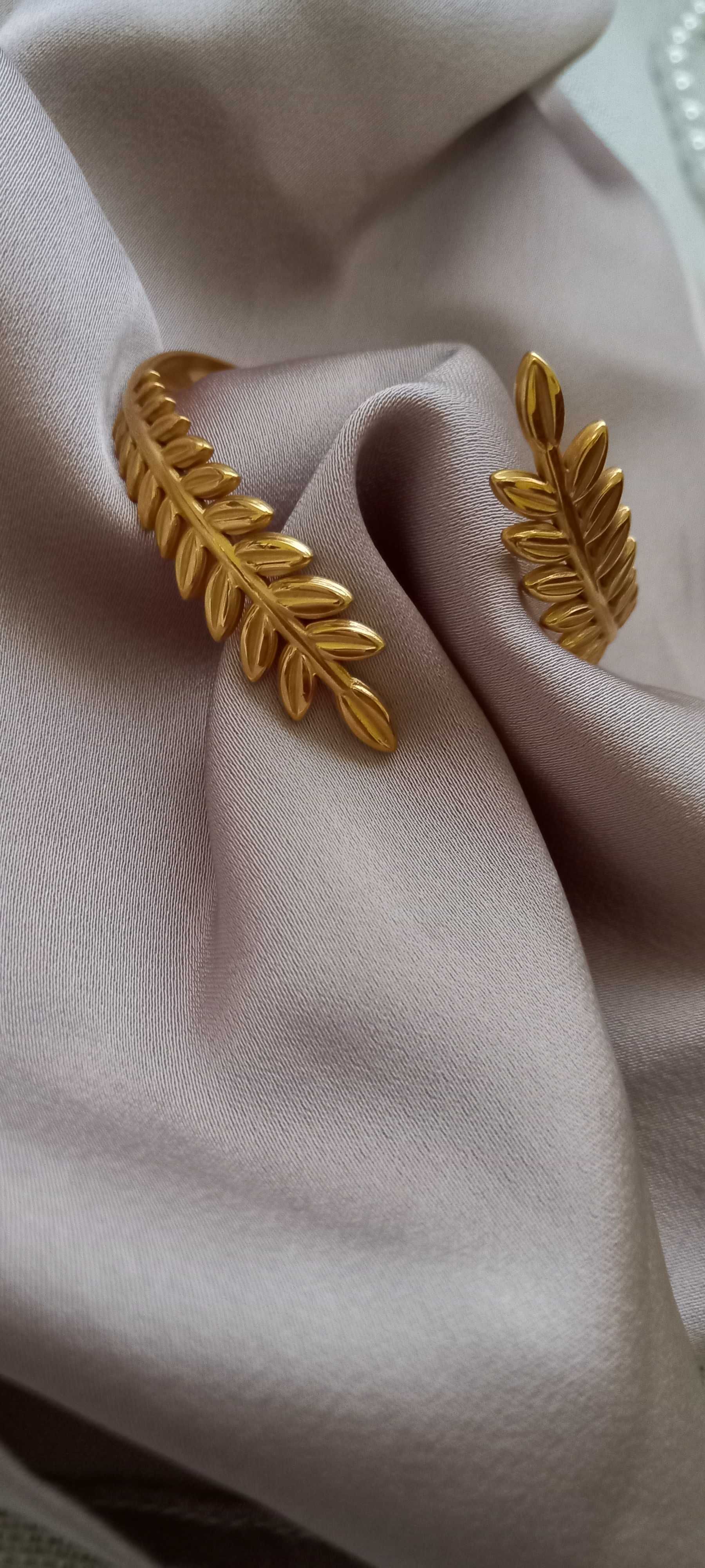Pulseiras de aço inoxidável.
