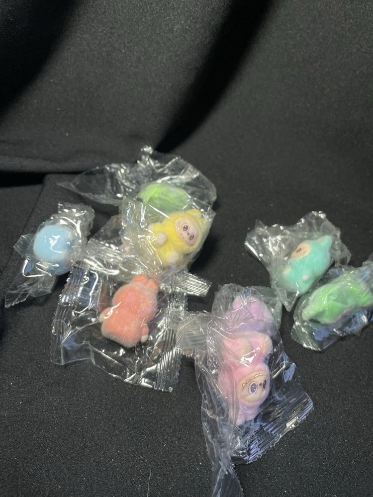 Zestaw 10 minifigurek Labubu – pastelowe, flokowane, przeurocze!