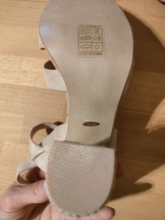 Piękne beżowe sandały DeeZee, rozm.38