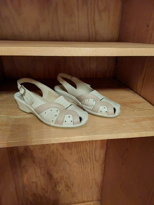 Sandałki kremowe rozmiar 36