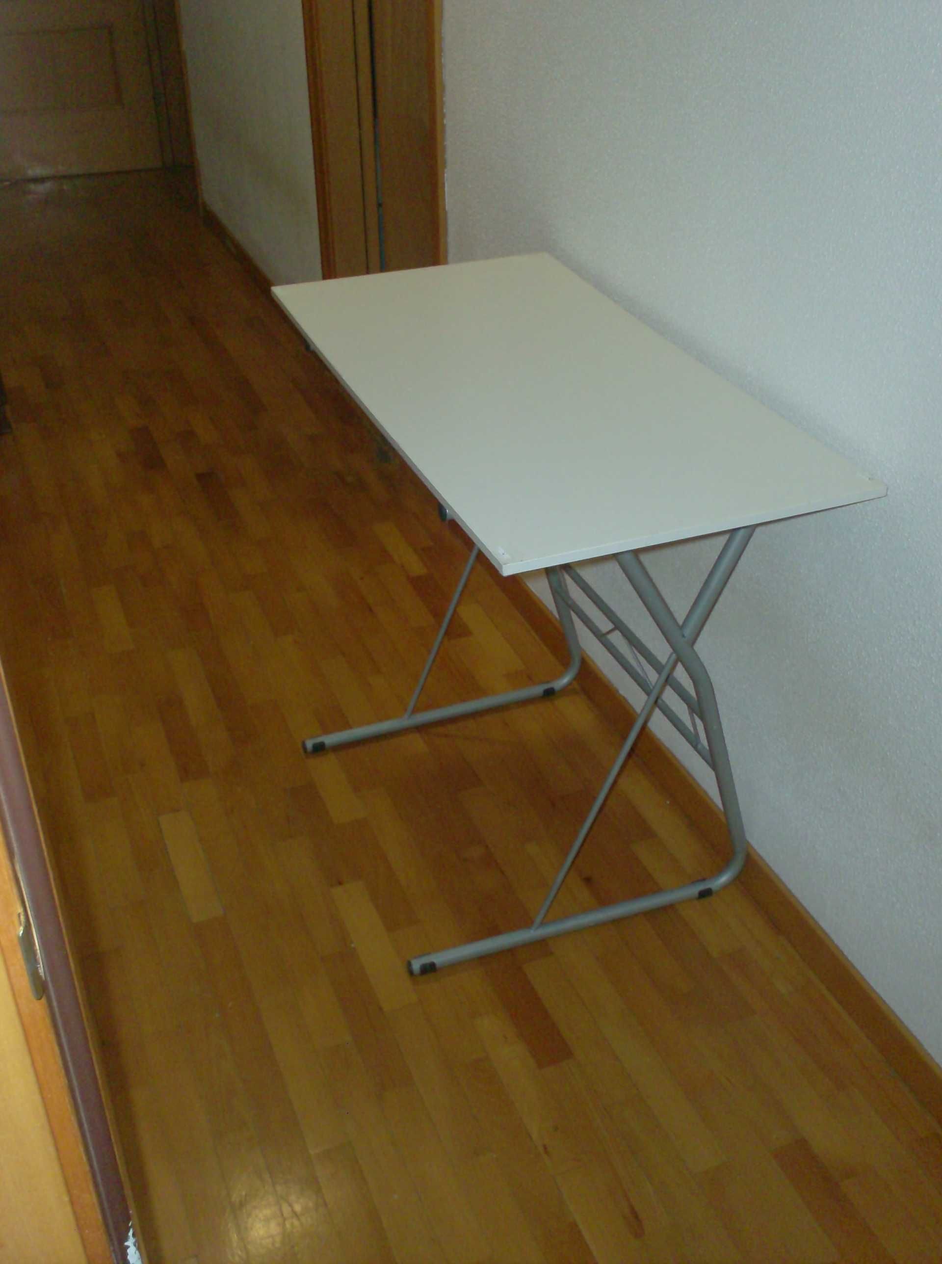 Mesa de Apoio com estrutura metálica e tampo de madeira