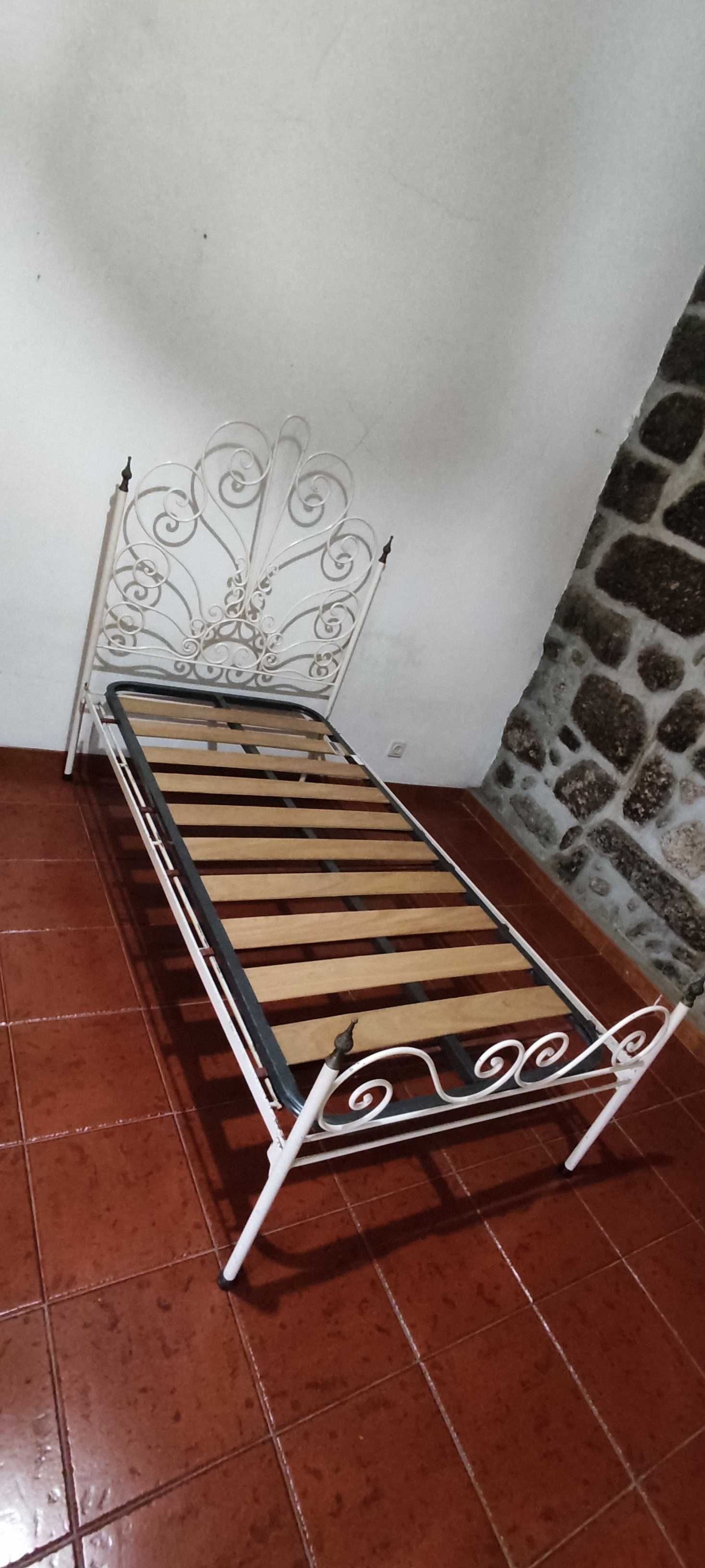 Cama de ferro branca