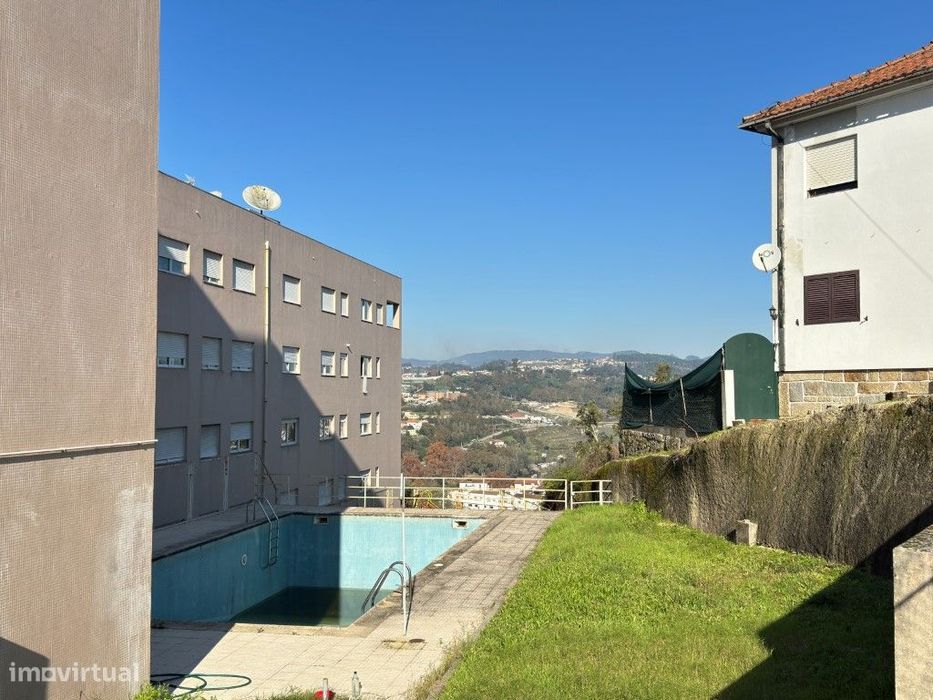 Loja com piscina e terraço, em Amarante.