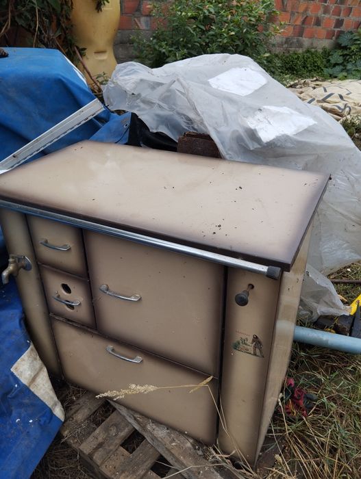 Fogão  a lenha e a gás muito antigo e pesado em ferro fundido uma autê