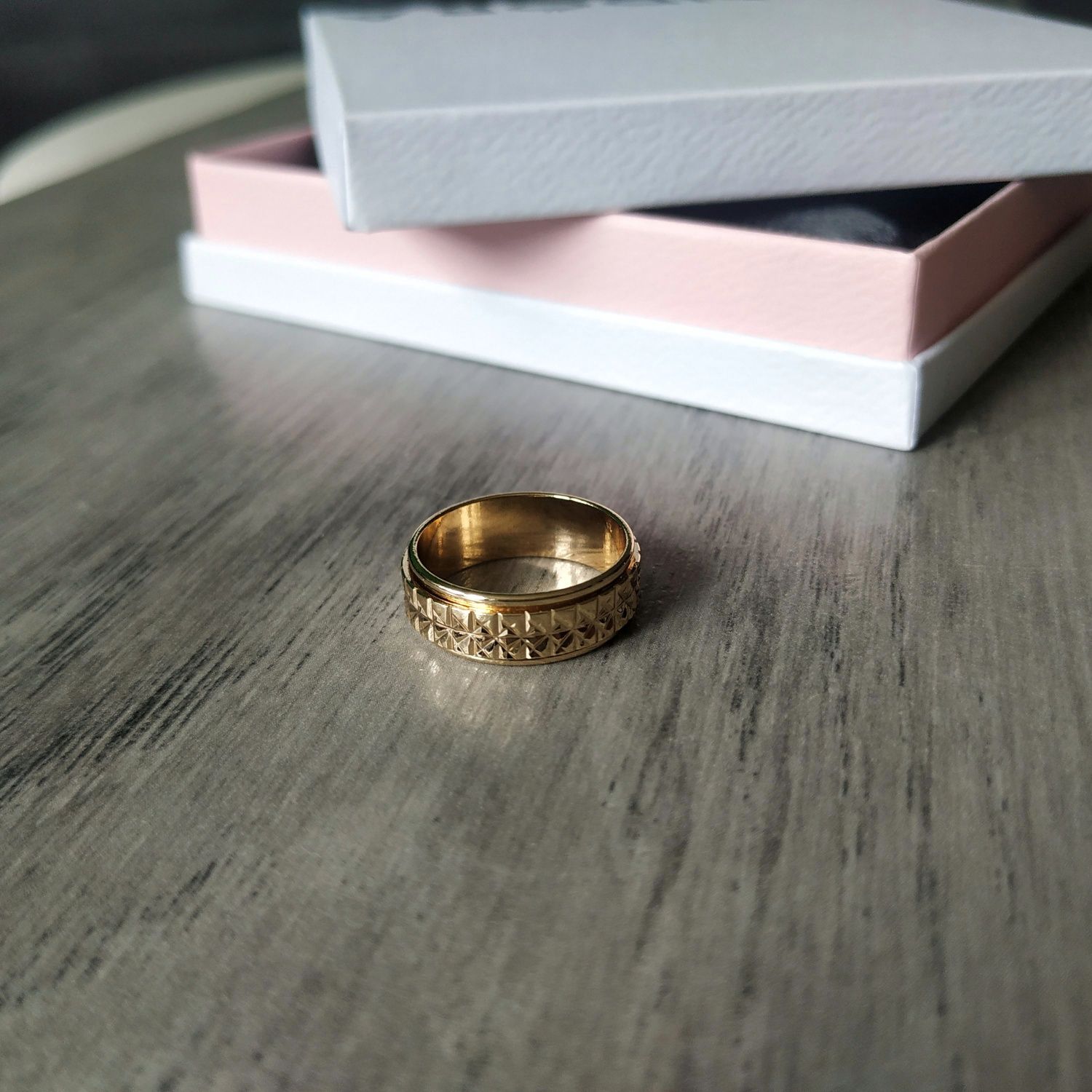Stylowy złoty pierścionek unisex