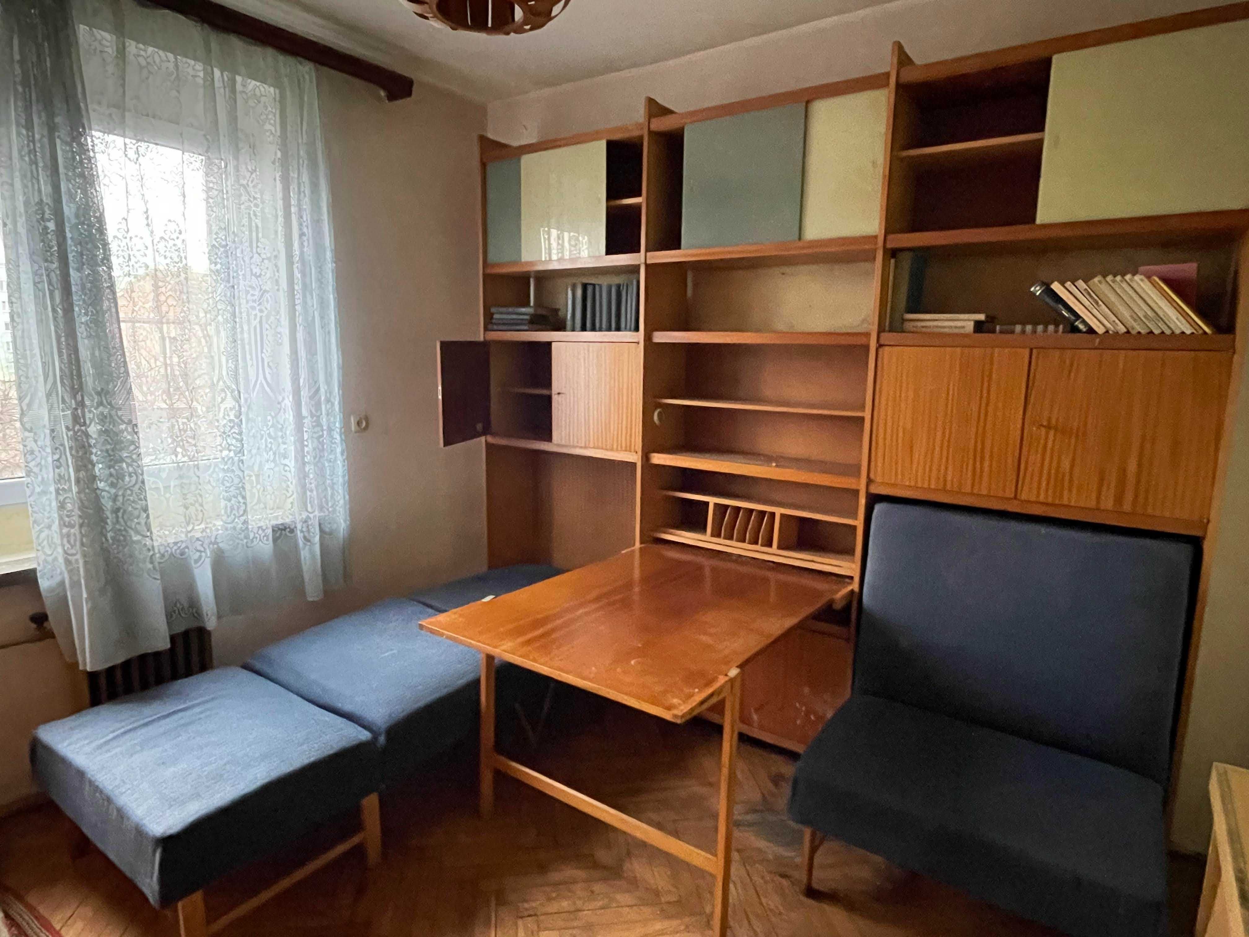 meblościanka "Kowalskich" z tapczanami PRL