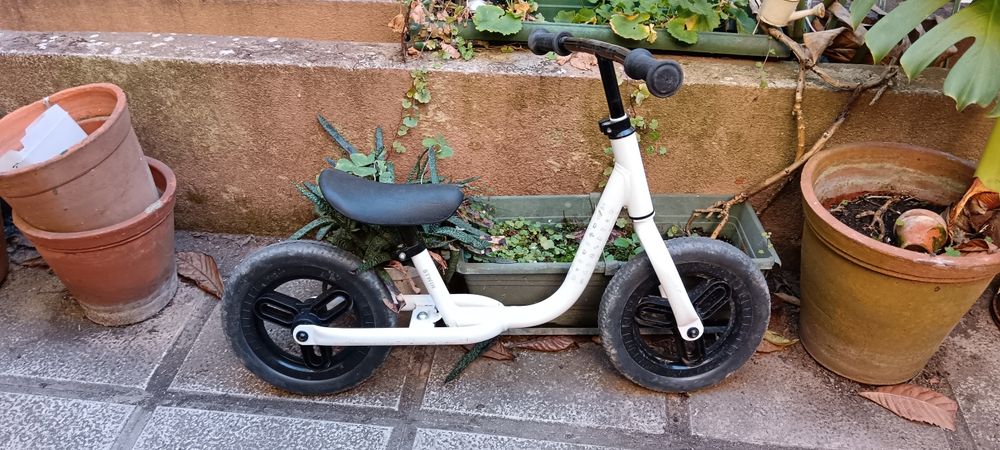 Bicicleta Equilíbrio Decathlon com descanso incluído