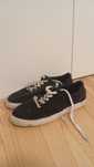Sapatos Decathlon pretos e brancos