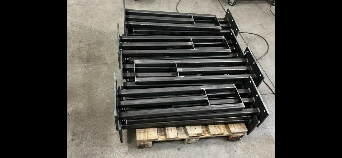Stelaż schody pólkowe metalowe