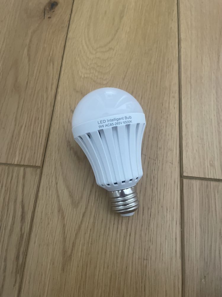 Led лампа з акумулятором 9w