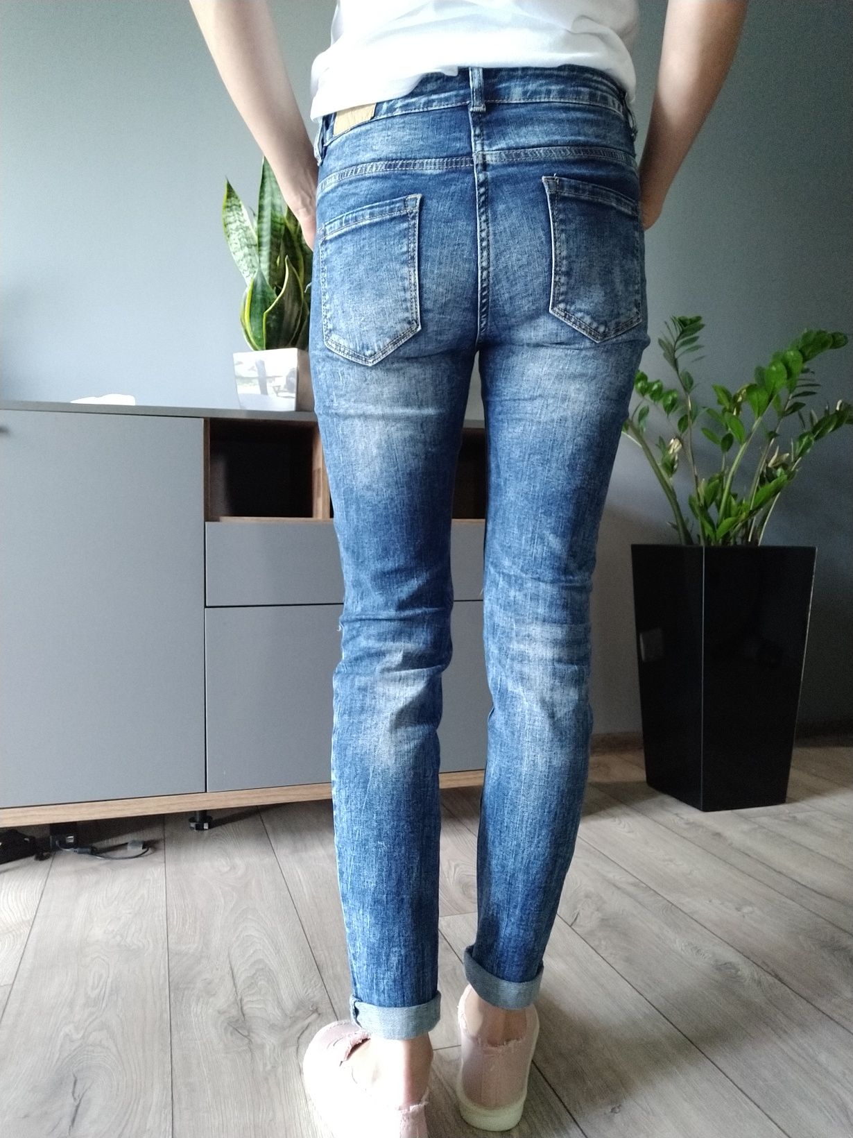 Nowe jeansy z przetarciami 38/M