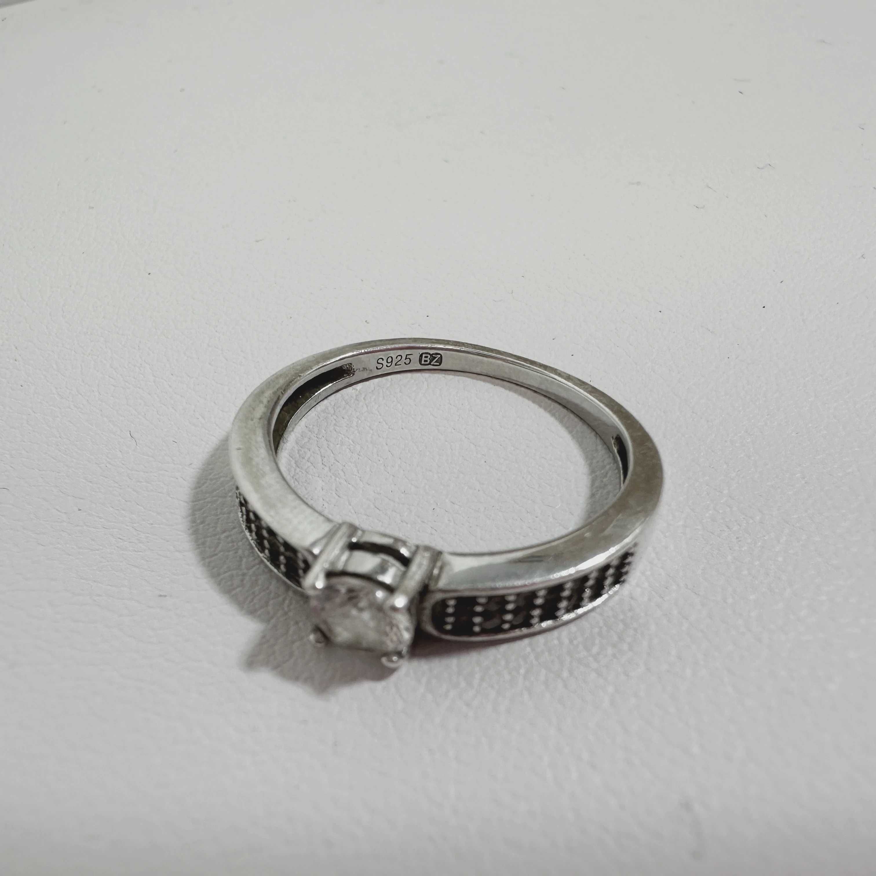 Uroczy srebrny damski pierścionek z cyrkoniami 1,8G 925