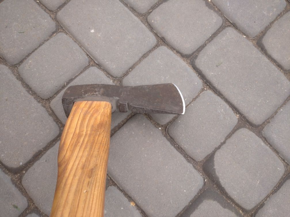 Ręcznie kuta siekiera ciesielska - jesion 70cm