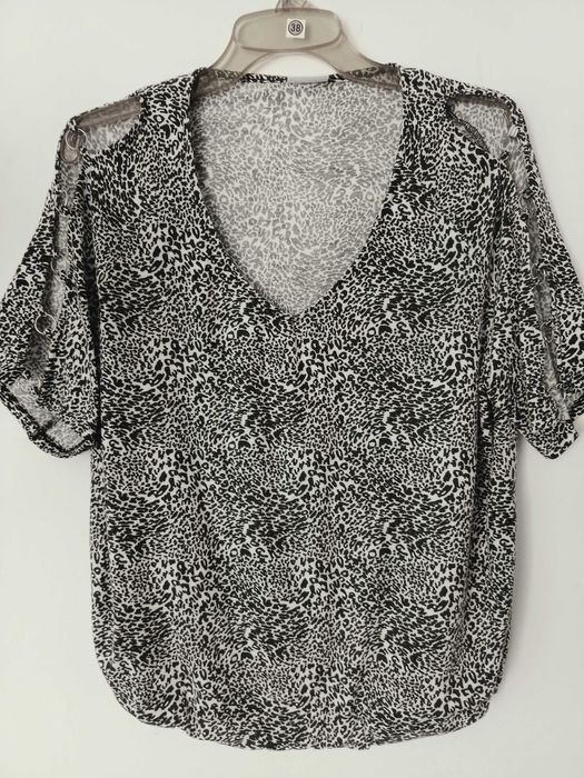 Bluzka damska z ozdobami na rękawach