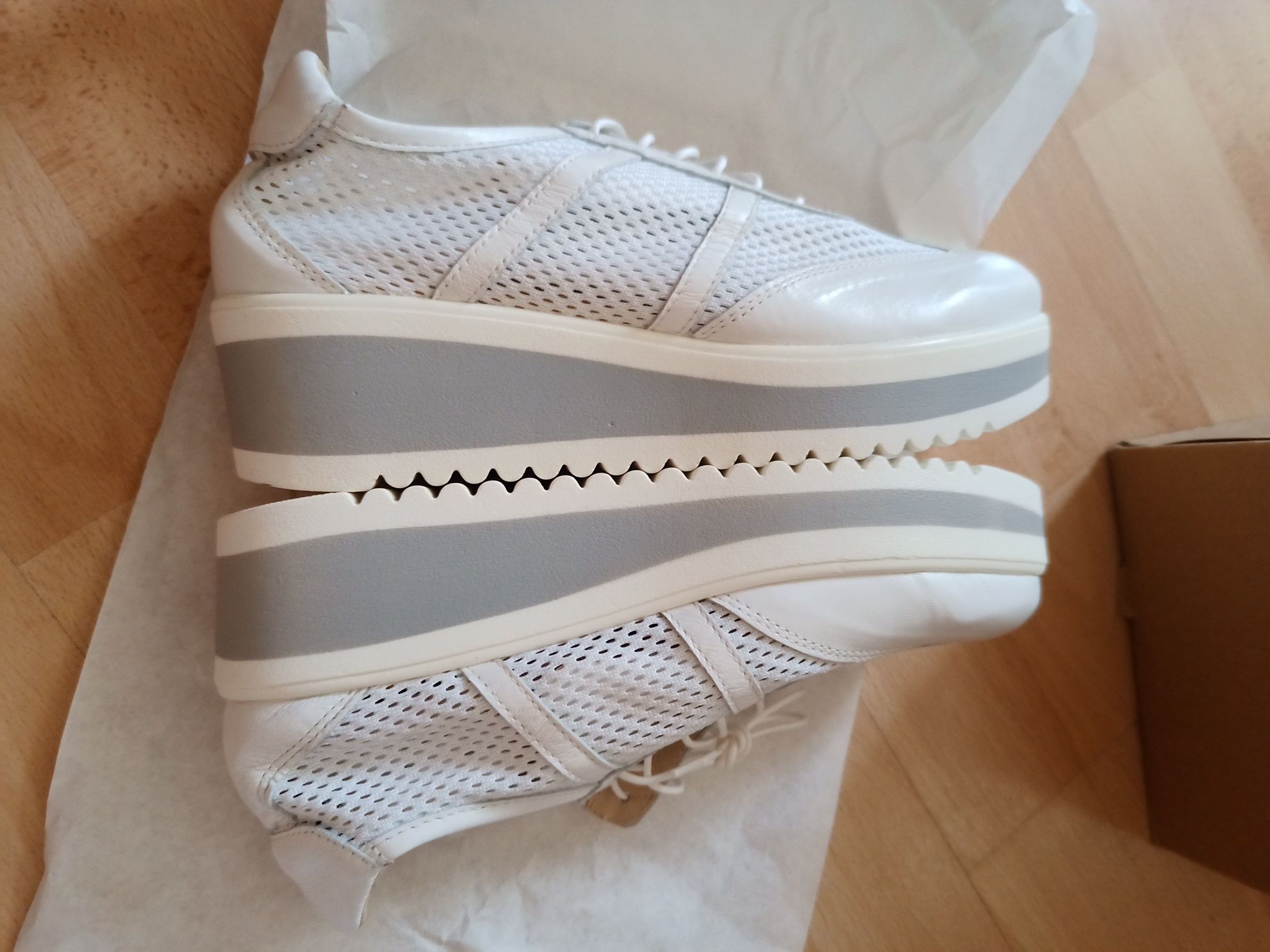 Piękne skórzane ażurowe buty Heine 37  na koturnie 3-5 cm białe