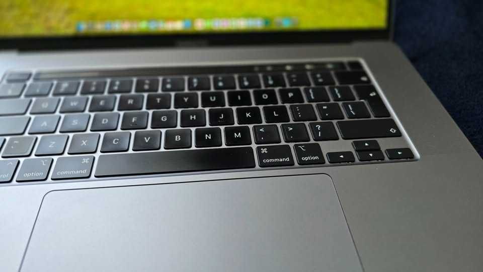 Mac Book PRO 2019 15,6 - stan bardzo dobry