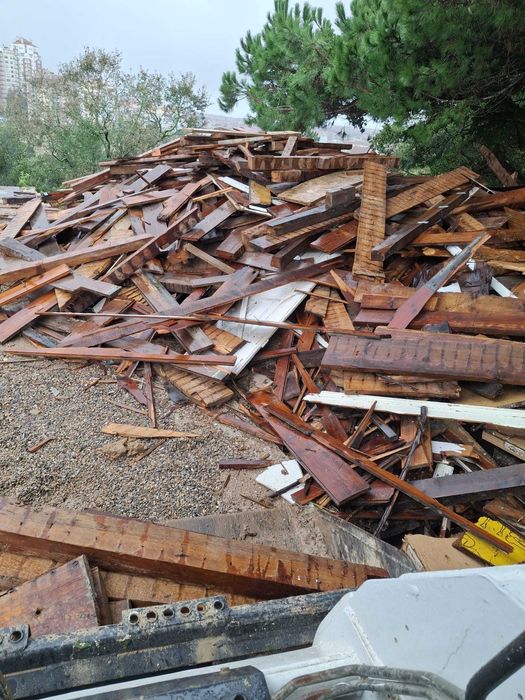 Dá-se Madeira de demolição de obras boa para aquecimento em lareira