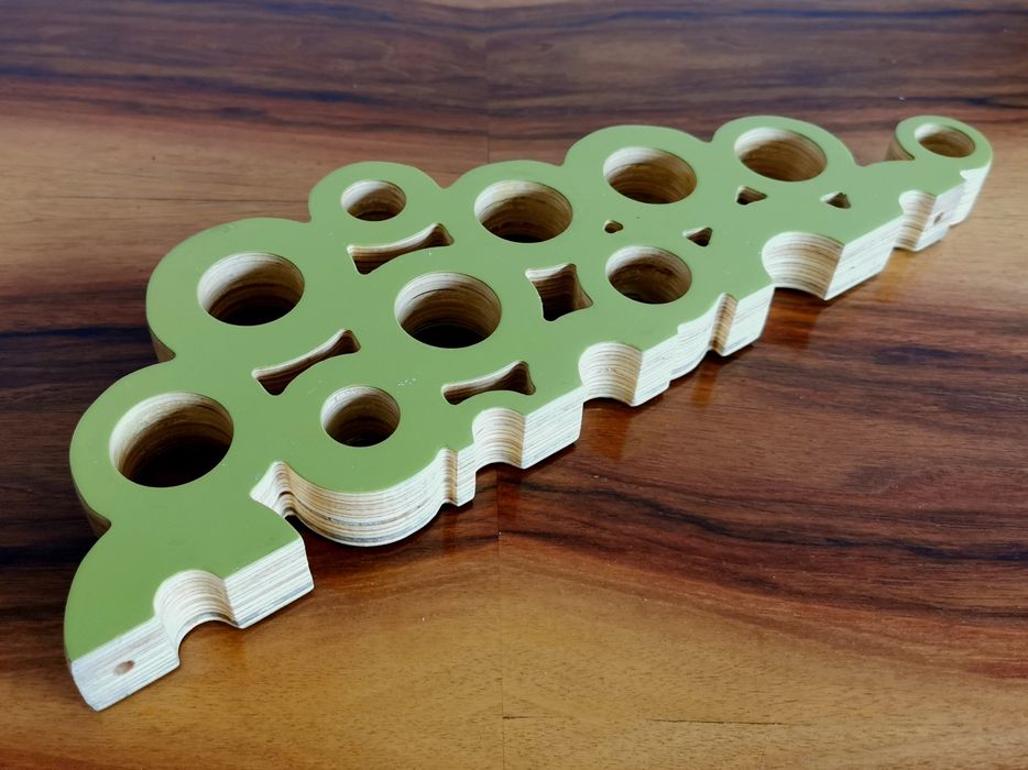 Oryginalny uchwyt ścienny na butelki