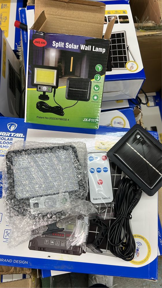 Holofote a bateria com painel solar e comando
