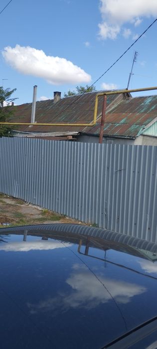 Продам пол дома,под ремонт,со всеми камуникацыями,15 соток земли
