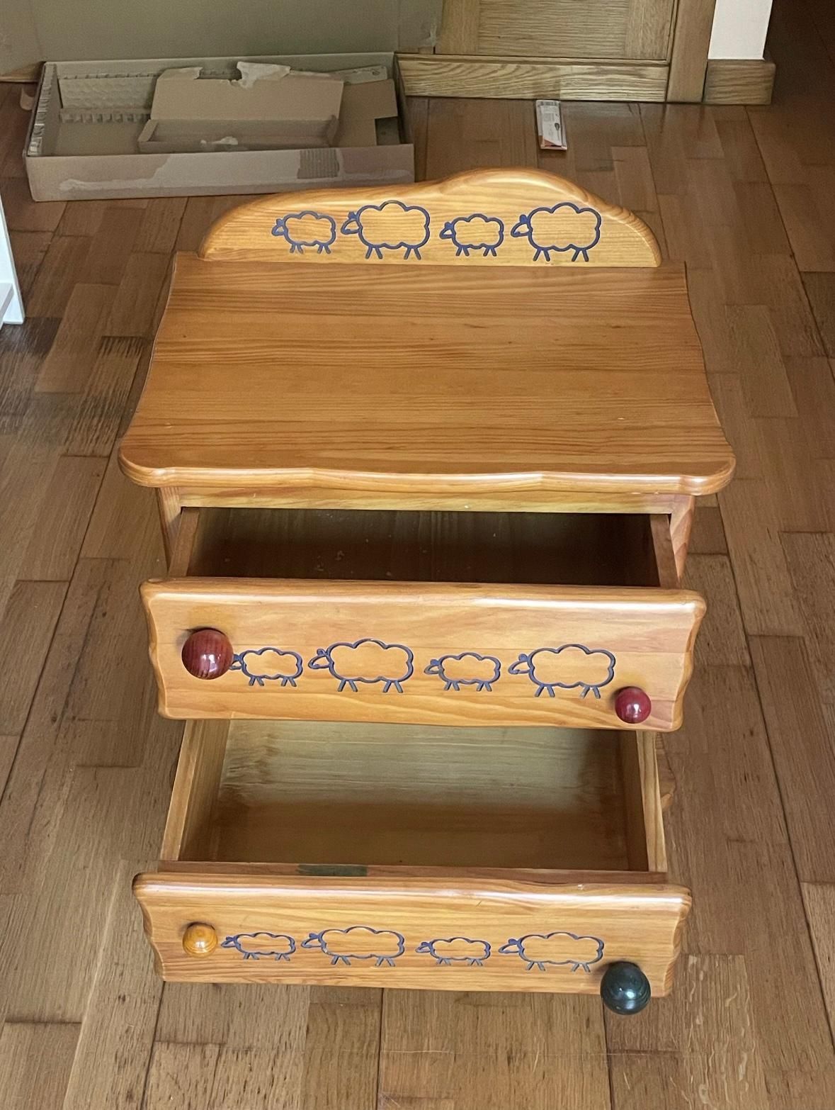 Mesa cabeceira infantil em madeira