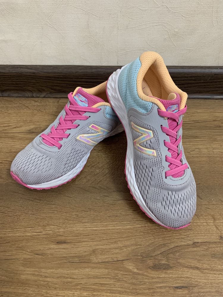 Продам яркие детские кроссовки New Balance 31 размер 19 см на девочку