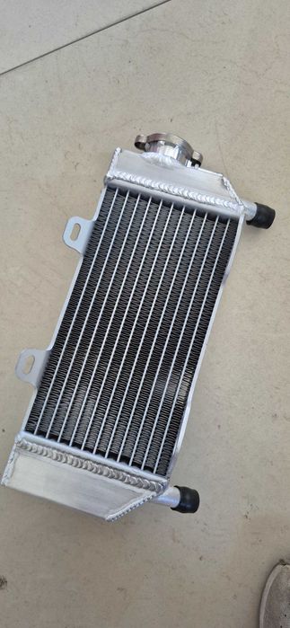 Chłodnica prawa nowa Honda CRF 250 R 04-09 z korkiem