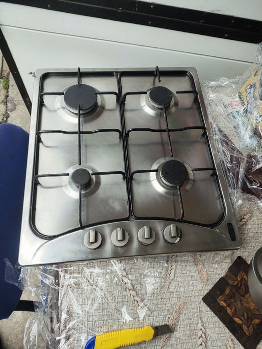 Вбудована газова поверхня на 4 конфорки