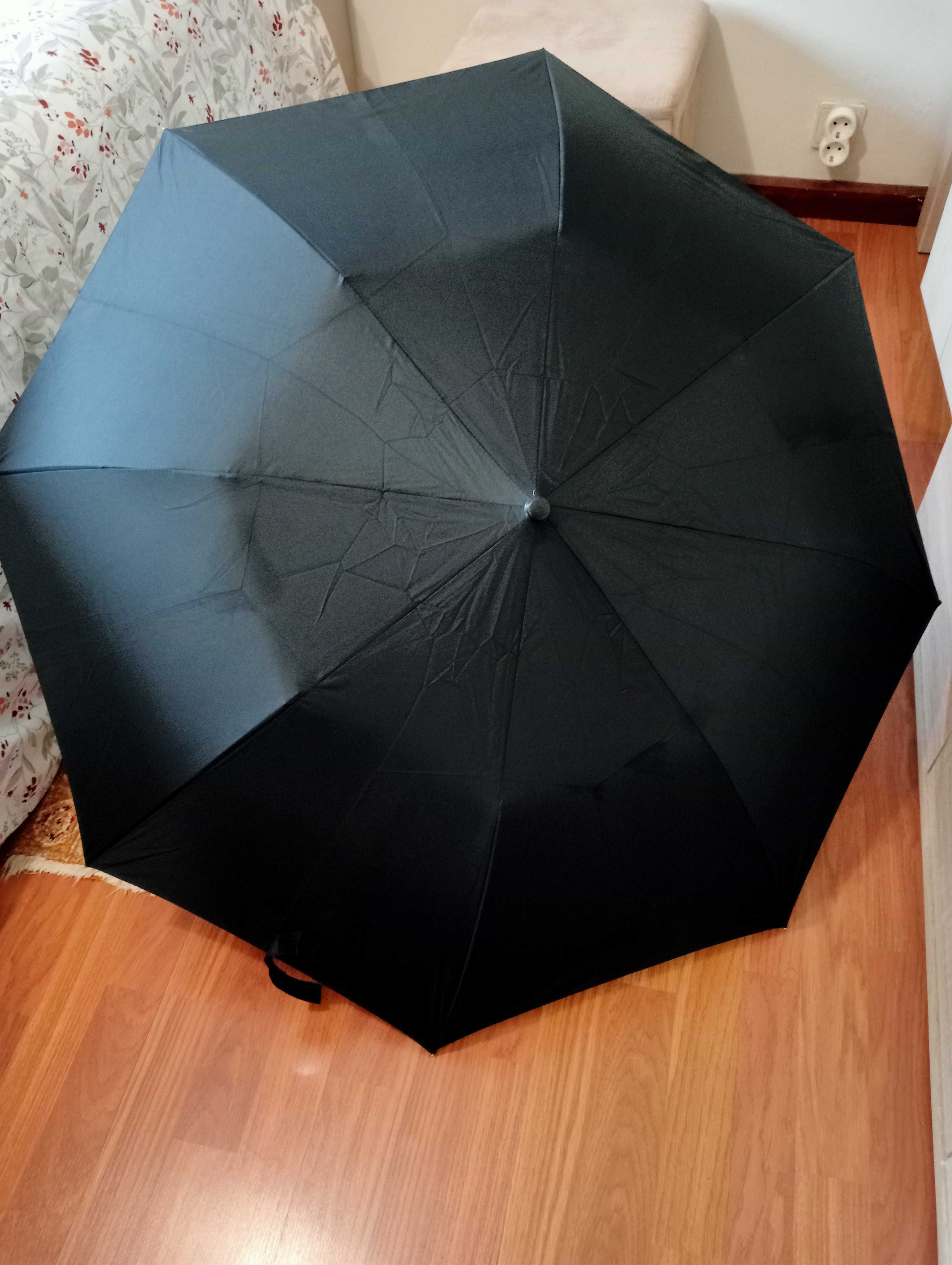 Guarda-chuva preto - cabo em madeira