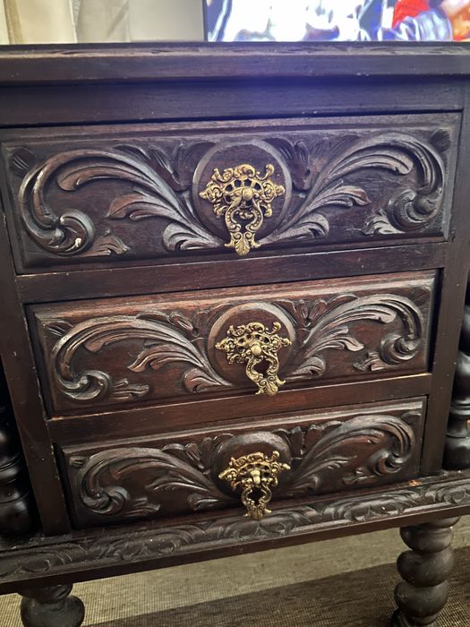 Mesa de cabeceira em bilros