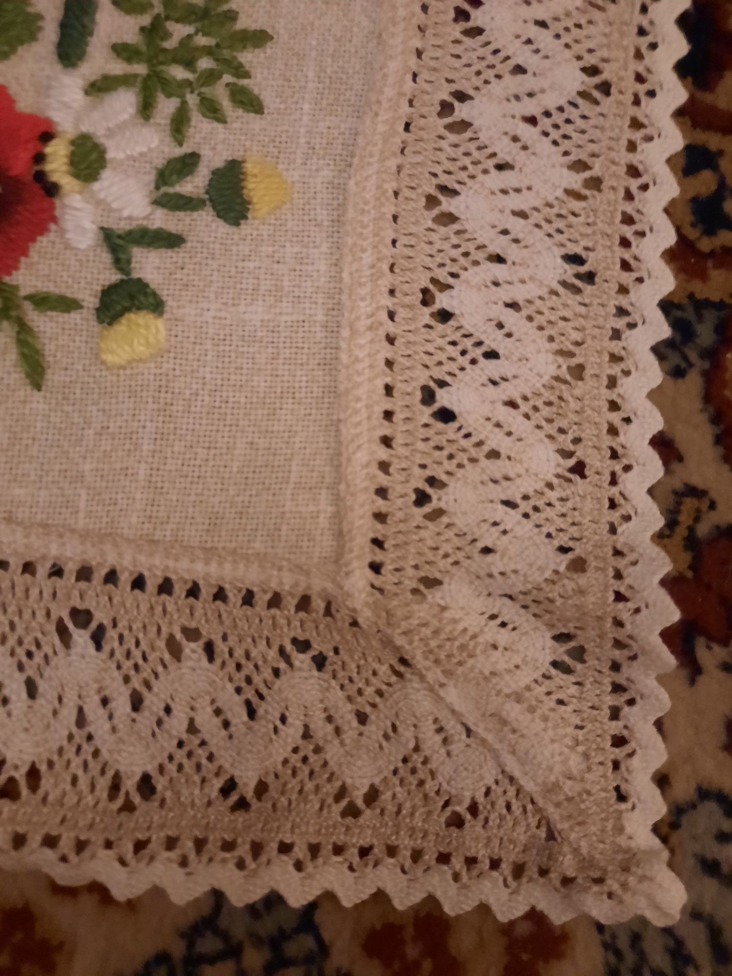 Ręcznie haftowany bieżnik 73x36 cm.
