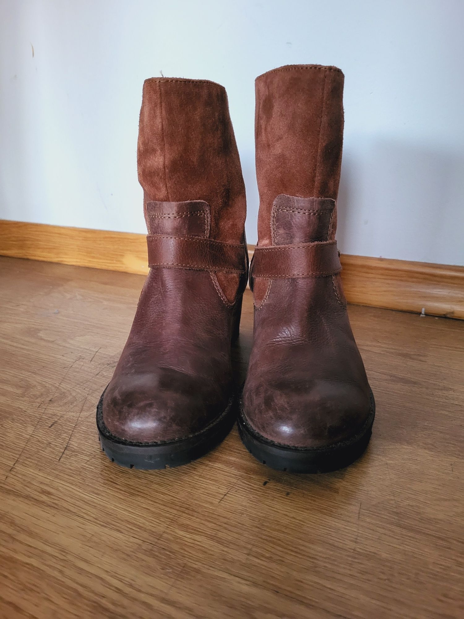 Brązowe botki skórzane zamszowe Wrangler 36 ze sprzączkami