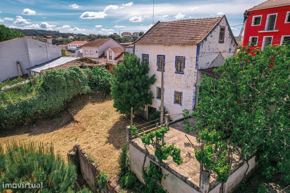 Moradia de estilo antigo de 300m2 com terreno, no centro da Sertã