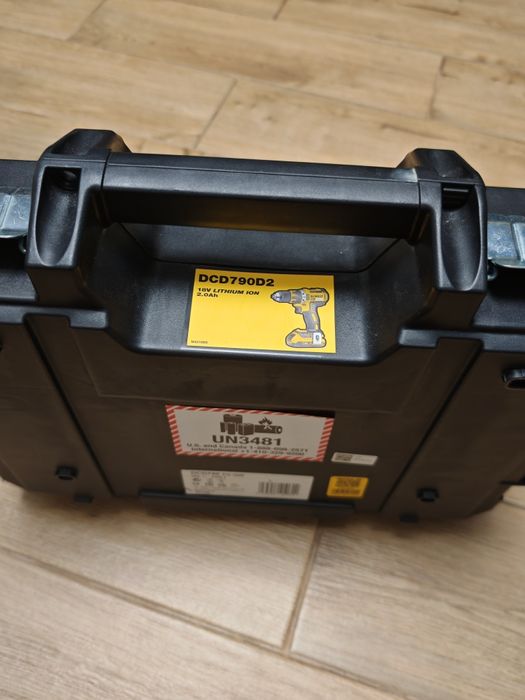 Шуруповерт DeWalt DCD790D2