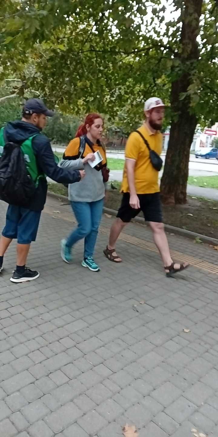 Промоутер раздача флаеров