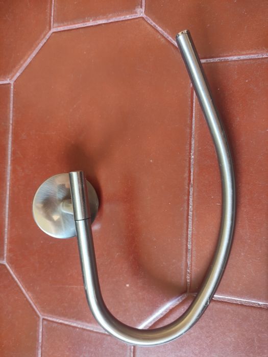 Toalheiro de aço inoxidável em bom estado
