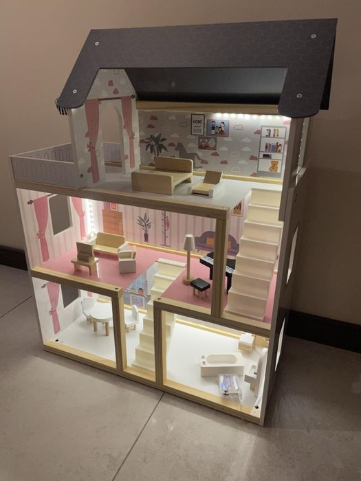 Domek dla lalek drewniany + 4 LALKI mebelki 78cm oświetlenie LED