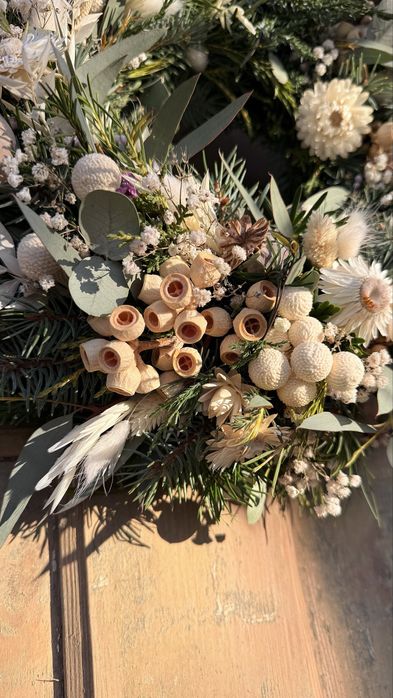 Biały zimowy wianek na drzwi naturalny