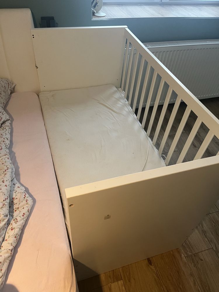 Łóżeczko Ikea przerobione na dostawkę