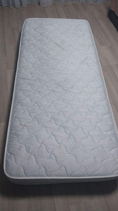 Ліжко односпальне з дерева