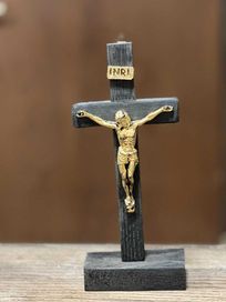 Krzyżyk z czarnego dębu z pozłoconym Jezusem Chrystusem
