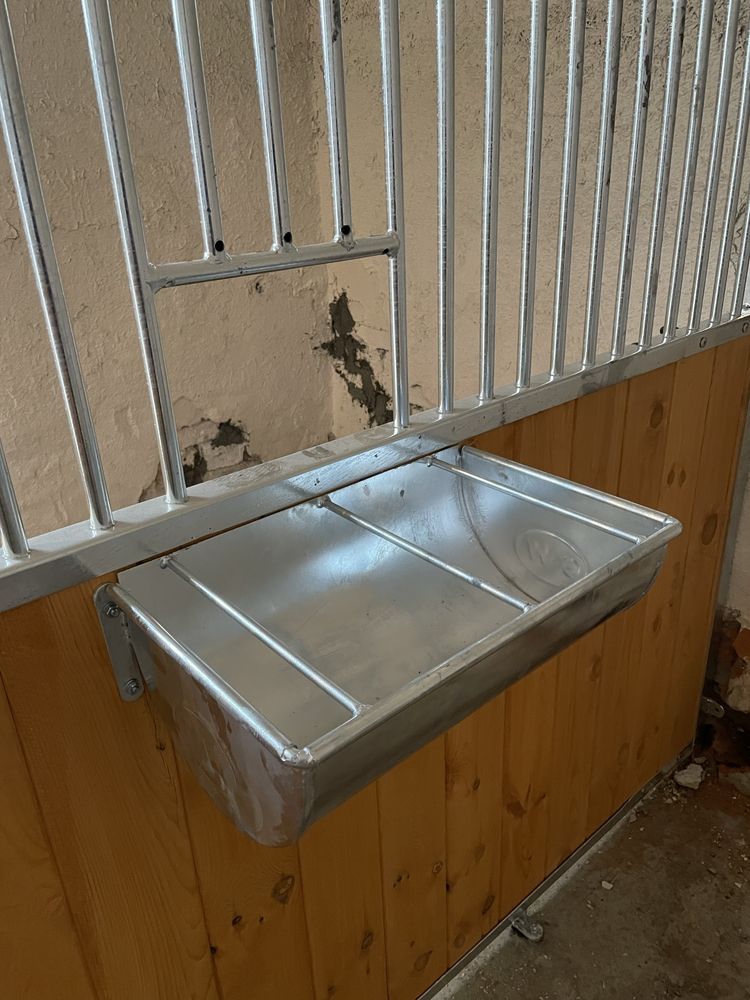 Koryto żłób narożny dla koni metal ocynk ogniowy