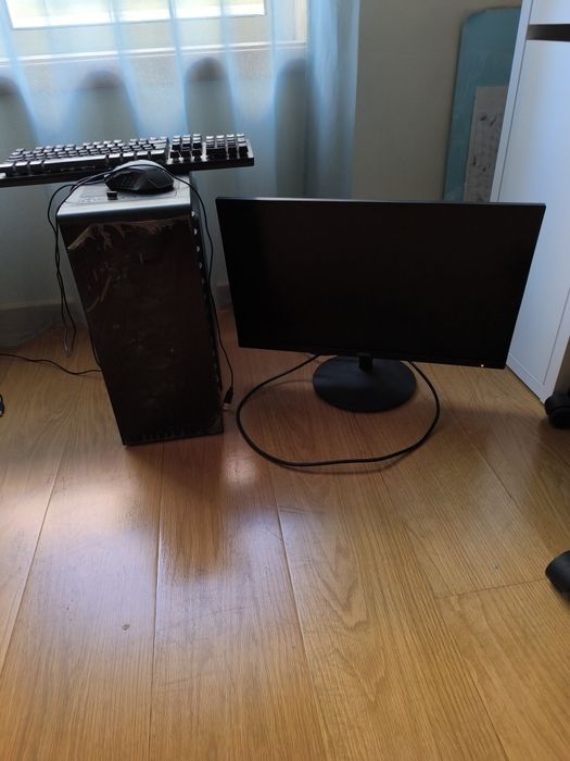 Computador torre e monitor