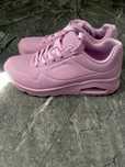 Кросівки Skechers.