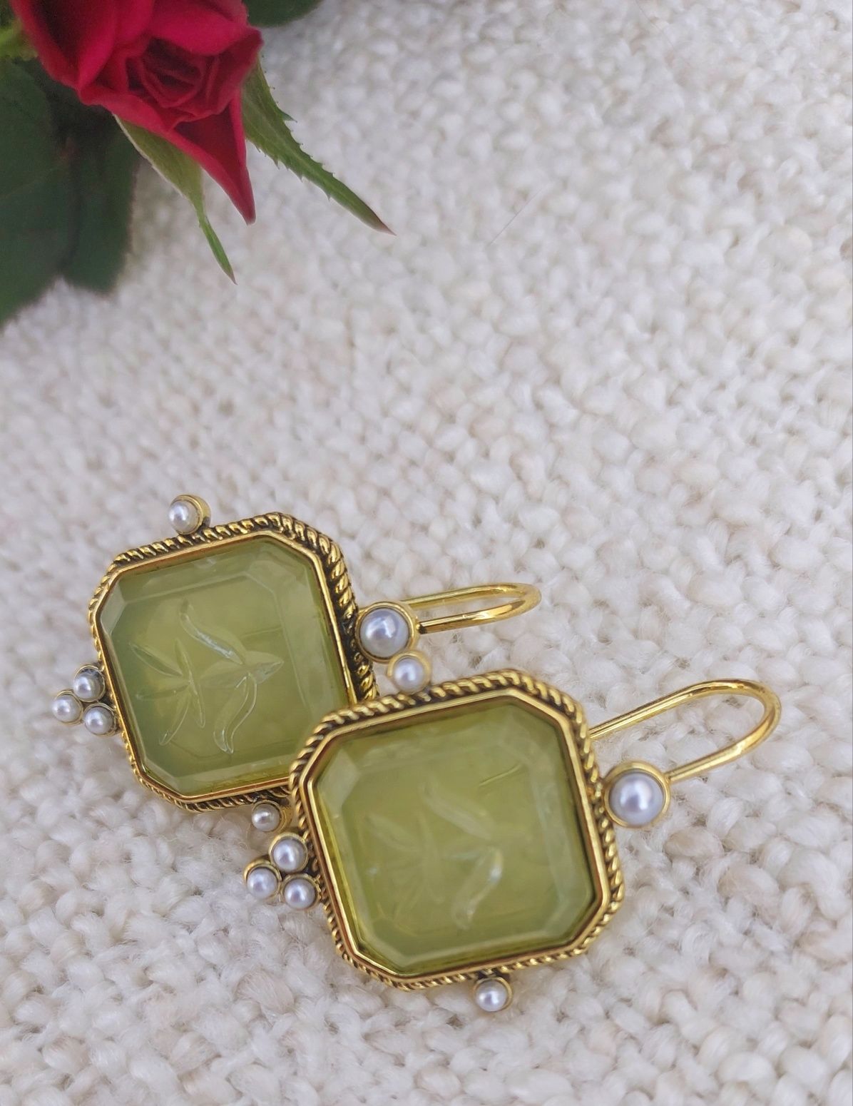 Brincos com aro aço inoxidável dourado e peças verdes