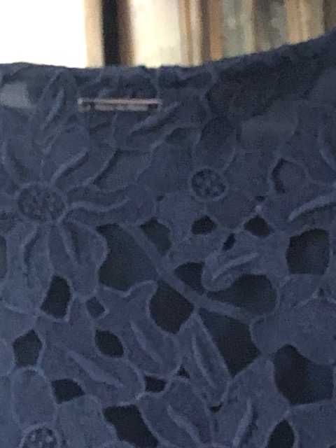 Vistoso vestido todo em renda azul escura marca Pedro del Hierro